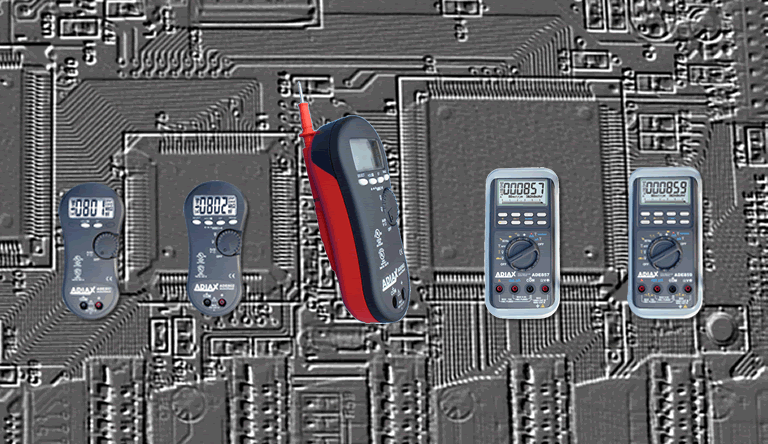Les multimètres ADIAX ADE800 et ADE850 sur un circuit électronique